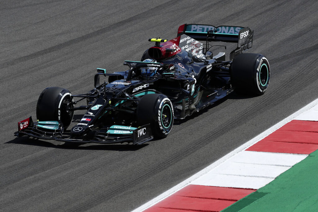 Hamilton đối đầu với Red Bull và gặp phải sự cố liên tục tại giải F1