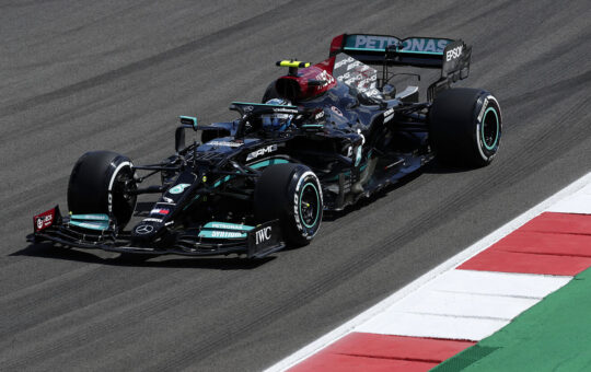 Hamilton đối đầu với Red Bull và gặp phải sự cố liên tục tại giải F1