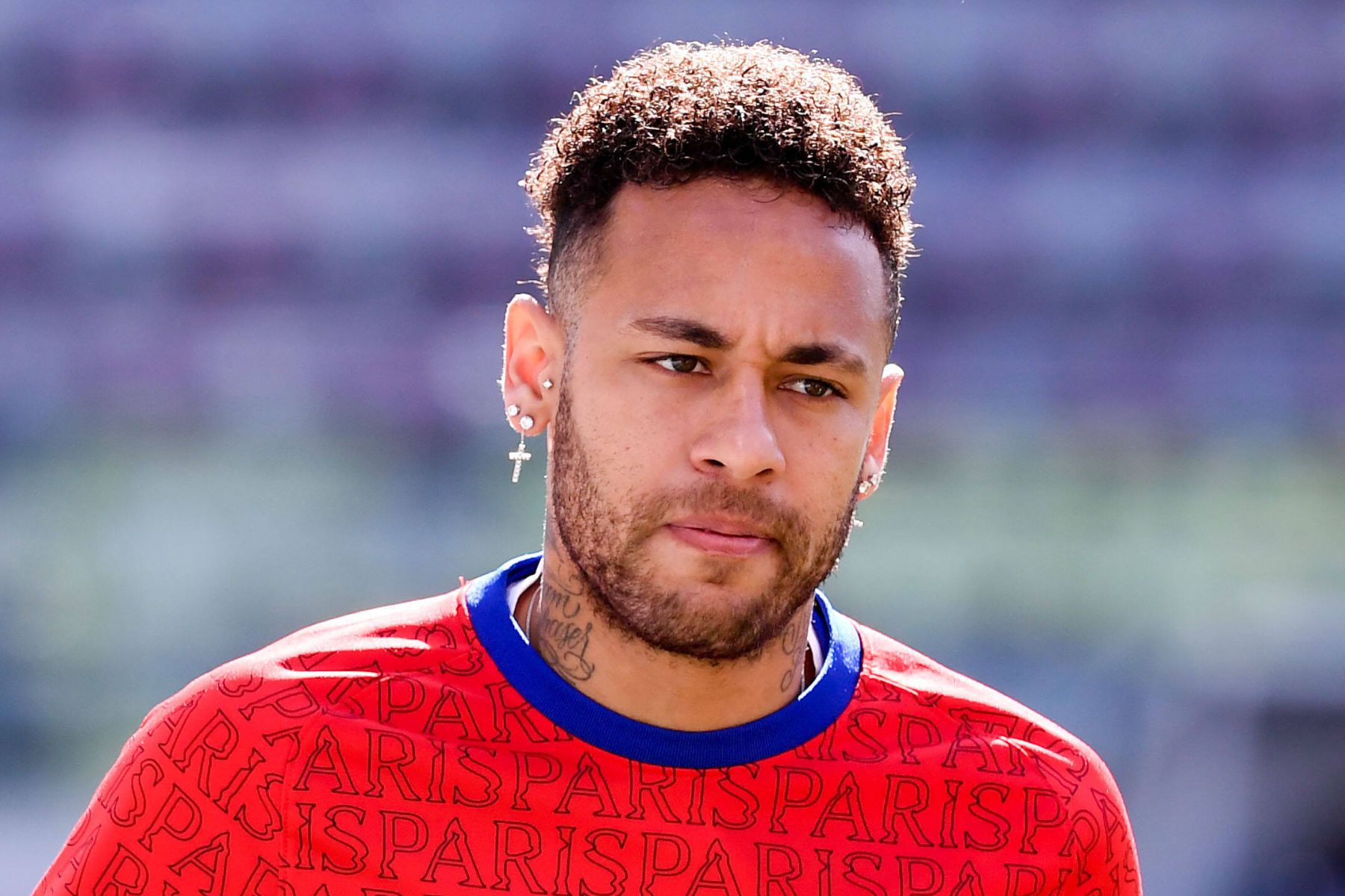 Neymar bị fan cuồng 'đốn giò' khi vừa rời xe buýt chở ĐT Brazil