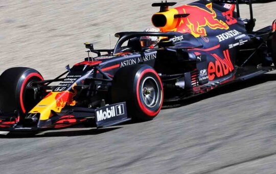 Sự chạm tráng giữa Mercedes và Red Bull diễn ra khốc liệt