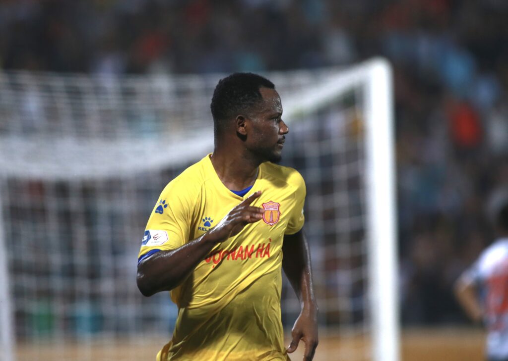 Tiền đạo Oussou Konan chính thức ký hợp đồng với Nam Định