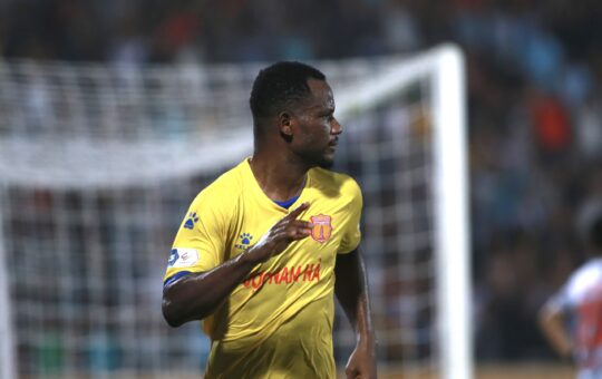 Tiền đạo Oussou Konan chính thức ký hợp đồng với Nam Định