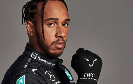Lewis Hamilton ám chỉ các tay đua F1 giờ toàn tỷ phú