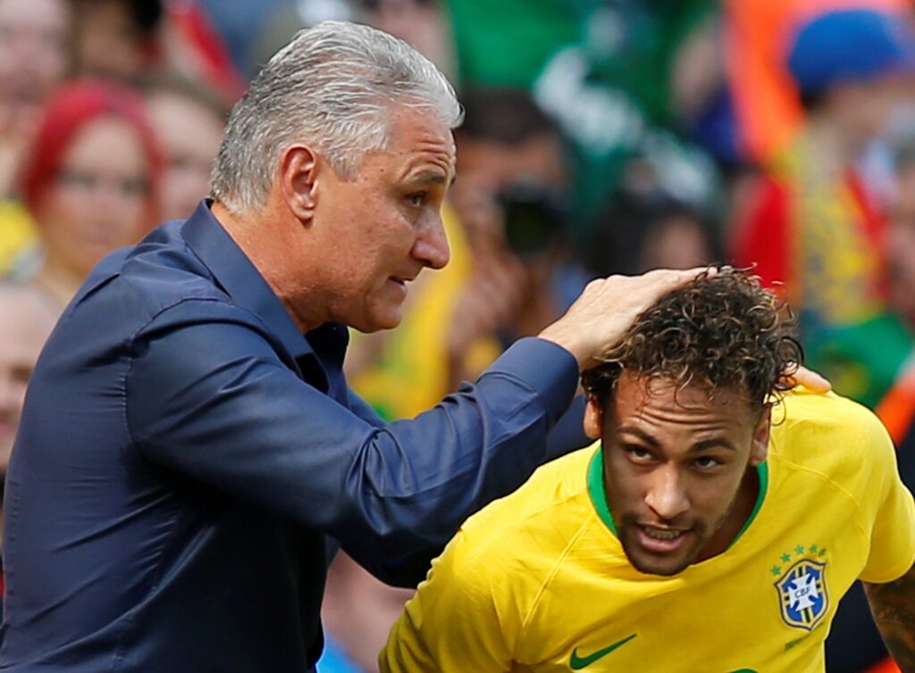 Tiền đạo Neymar phát hoảng vì bị 2 CĐV trẻ tuổi tiếp cận khi vừa rời xe buýt chở ĐT Brazil