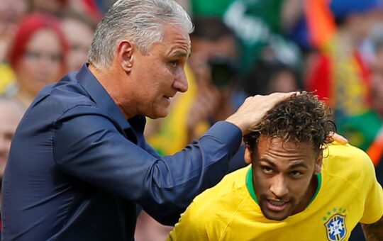 Tiền đạo Neymar phát hoảng vì bị 2 CĐV trẻ tuổi tiếp cận khi vừa rời xe buýt chở ĐT Brazil